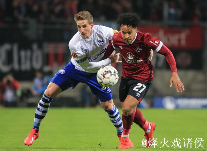 沙尔克球迷主场热情迎接纽伦堡俱乐部,彰显两队深厚情谊 沙尔克球迷主场热情迎接纽伦堡俱乐部,彰显两队深厚情谊