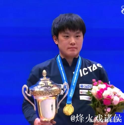 张本智和凯旋归国！晒奖杯笑容满面，豪言明年冲击世界第一